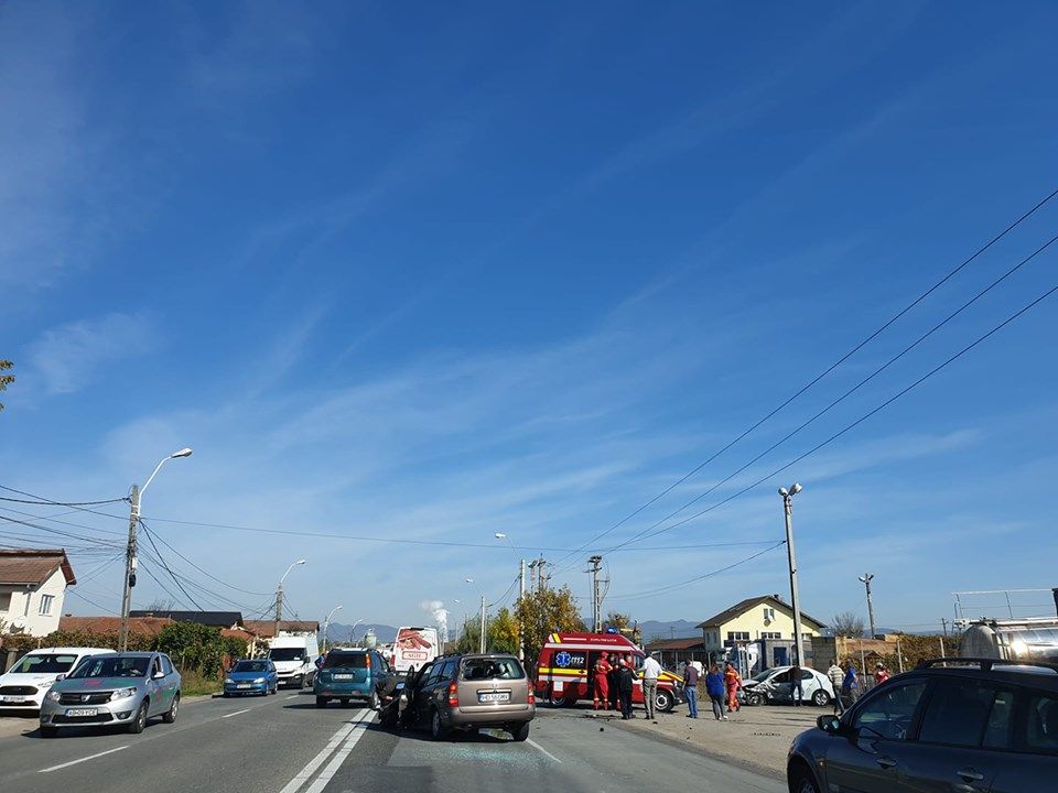 Accident rutier cu cinci victime. O persoană a rămas captivă între fiarele contorsionate