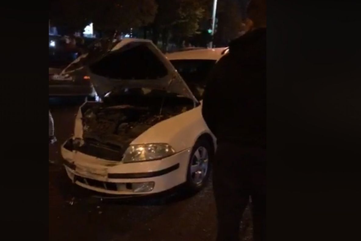 Un tânăr aflat în stare de ebrietate a făcut praf trei mașini. Acesta nu deținea permis de conducere