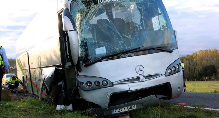 FOTO: Autocar în flăcări pe Defileul Jiului