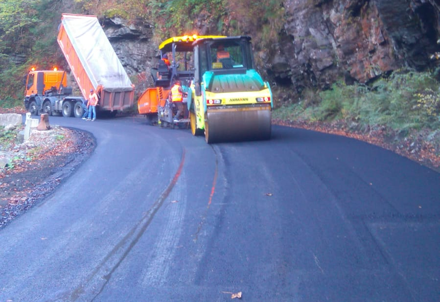 FOTO: Se asfaltează DN 7A