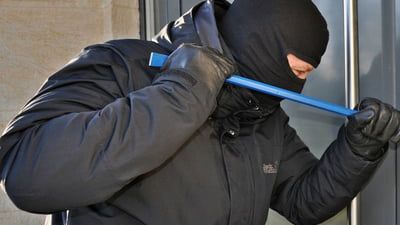 Jaf la un magazin din Teliucu Inferior. Hoţii au acţionat ca în filme