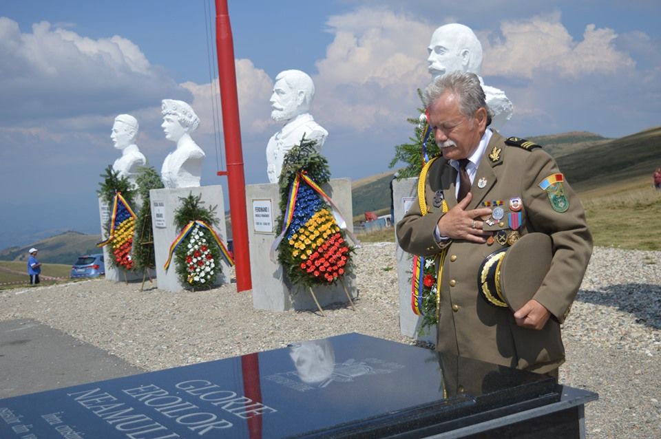 Un primar poartă ilegal uniforma militară