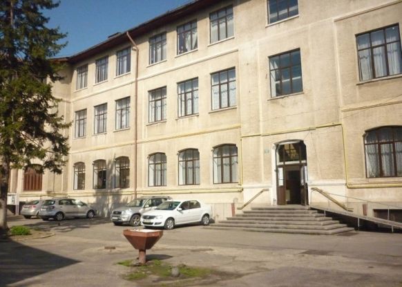 Acoperișul unei unități de învățământ din Deva va fi refăcut