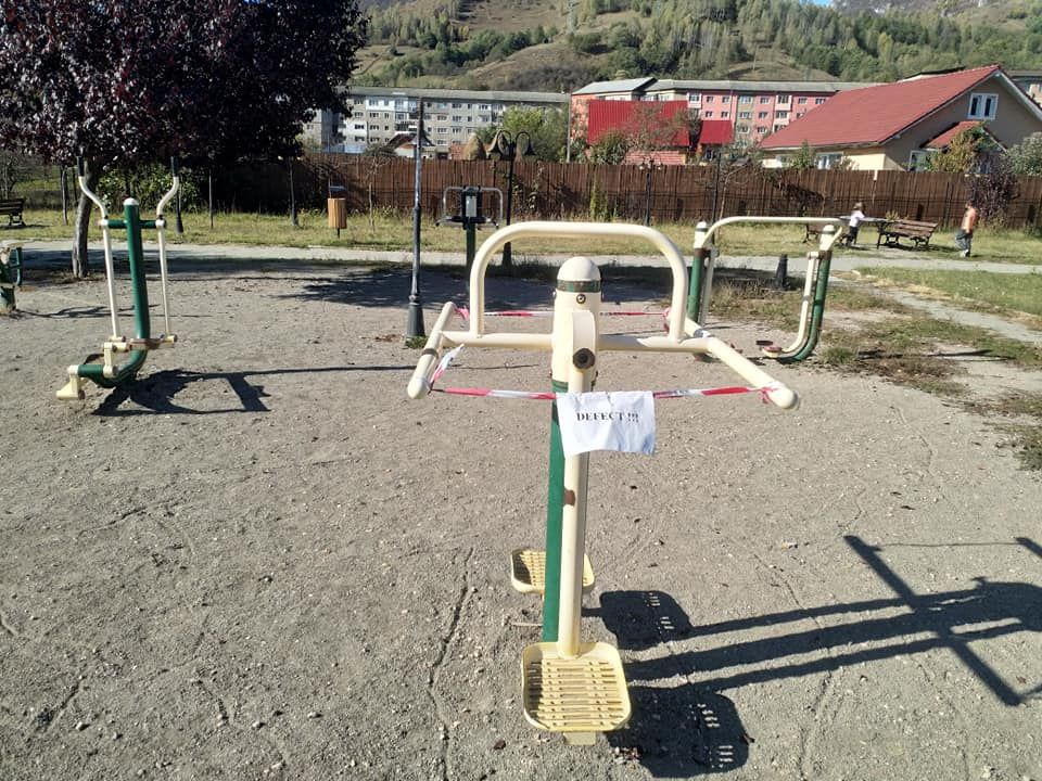 FOTO: Loc de joacă pentru copii arată ca după război