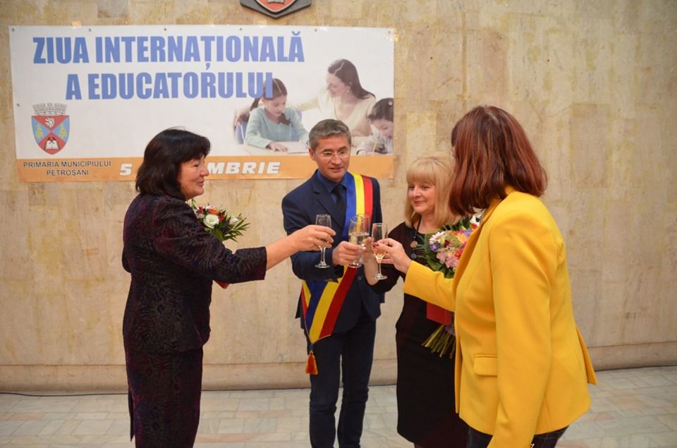 Dascălii pensionari, omagiați de autoritățile locale de la Petroșani