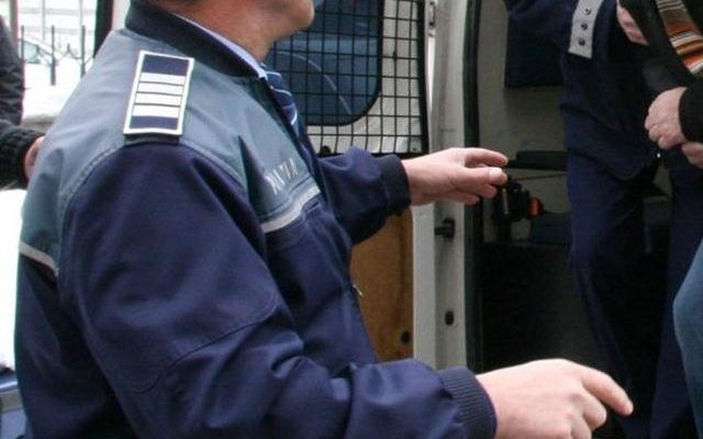 Trei hunedoreni, reținuți. Au furat țigări și băuturi alcoolice dintr-un magazin de lângă Brad