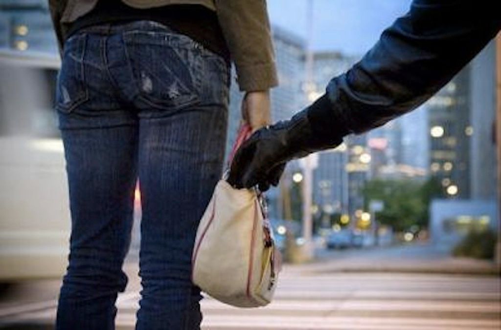 Bărbat cu domiciliul în SUA, tâlhărit într-o parcare de la ieșirea din Deva. Suspecții au fost reținuți