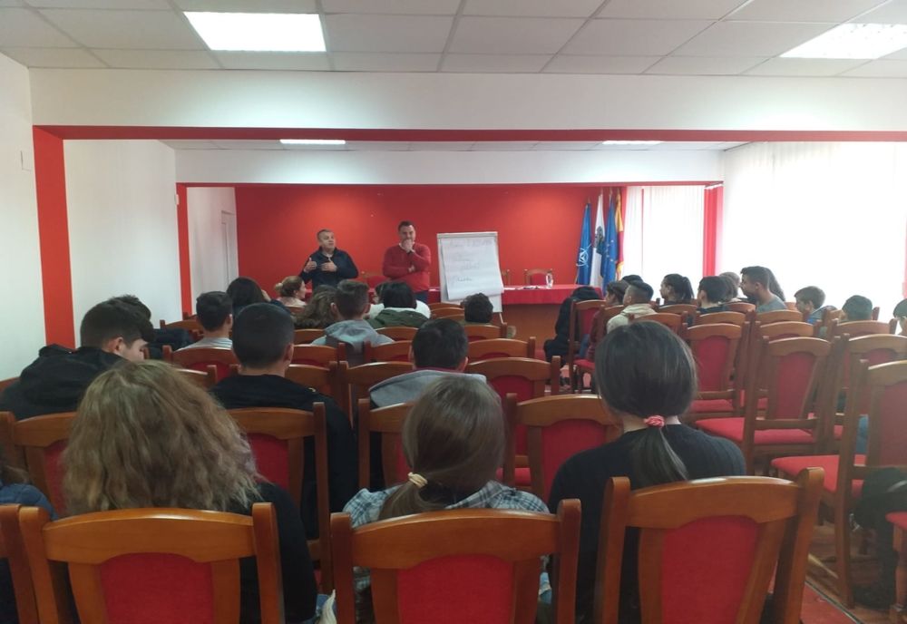 Tinerii, în dialog cu autoritățile locale