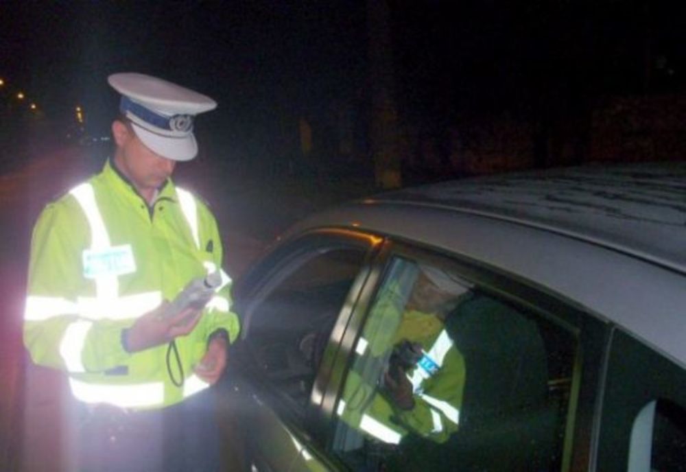 Azi noapte, în Deva. A încercat să iasă din parcarea unui hotel, dar a nimerit într-un gard viu