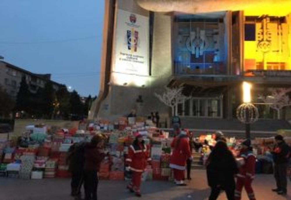 La Deva, se strâng, şi anul acesta, cadouri de Crăciun pentru orfani şi bunici uitaţi