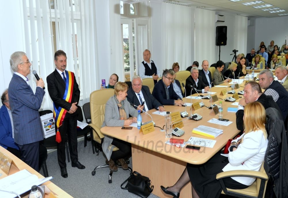 Doi dascăli, “Cetățeni de Onoare” ai municipiului Hunedoara