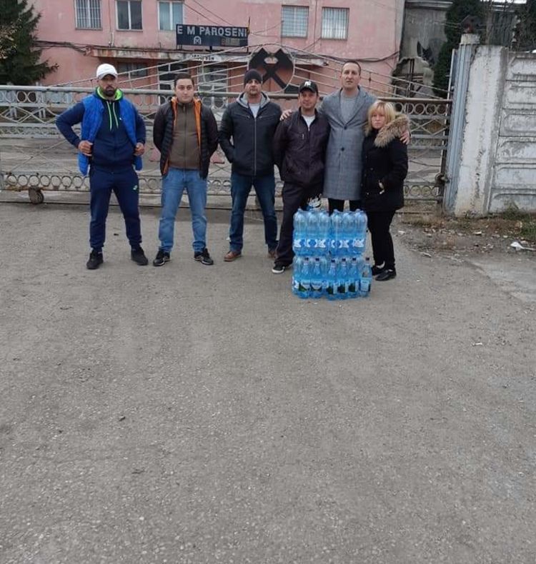 Minerii de la Paroșeni și Uricani au primit apă