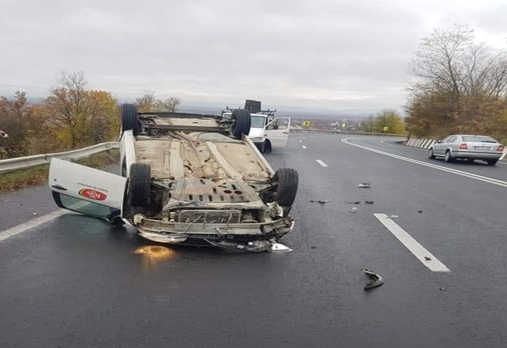 Cascadorie fără voie pe dealul Hațegului. O mașină de la „Fares” Orăștie, cu roțile în sus