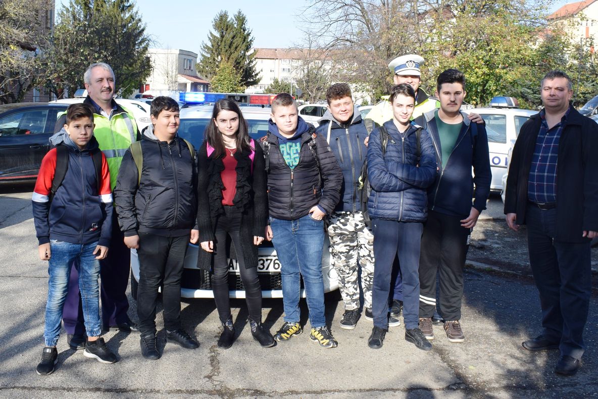 „Ziua Ștafetei”. Elevii unei școli din Orăștie au văzut ce înseamnă meseria de polițist
