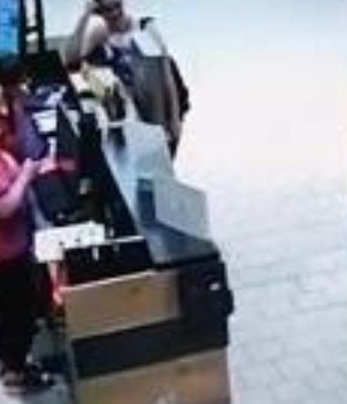 A furat un smartwatch dintr-un magazin din Petroșani. Cum a acționat hoțul