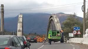 Podurile, pericol public pentru cei care le tranzitează