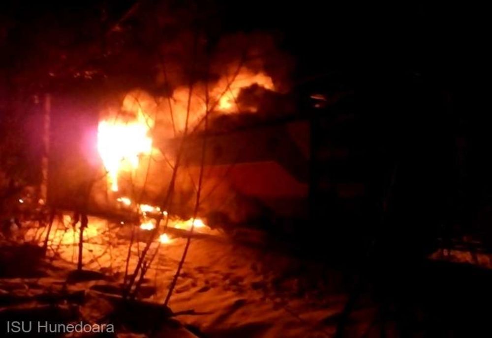 Locomotiva unui tren de marfă care transporta cisterne petroliere a luat foc