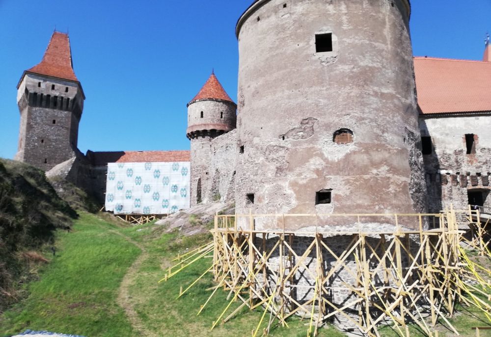 Turnul Alb de la Castelul Corvinilor revine la culoarea iniţială