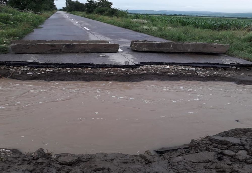 37 de gospodării din 18 localități afectate de ploile abundente de aseara