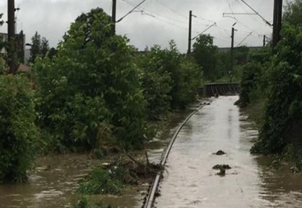 Circulaţia trenurilor este întreruptă pe magistrala Arad-Deva, în judeţul Hunedoara, după ce un podeţ a fost luat de viitură