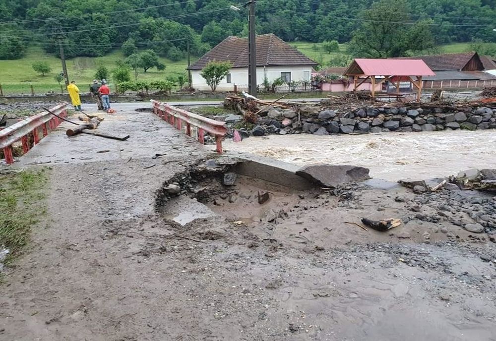 Gospodării, terenuri agricole şi drumuri inundate în urma codului portocaliu 