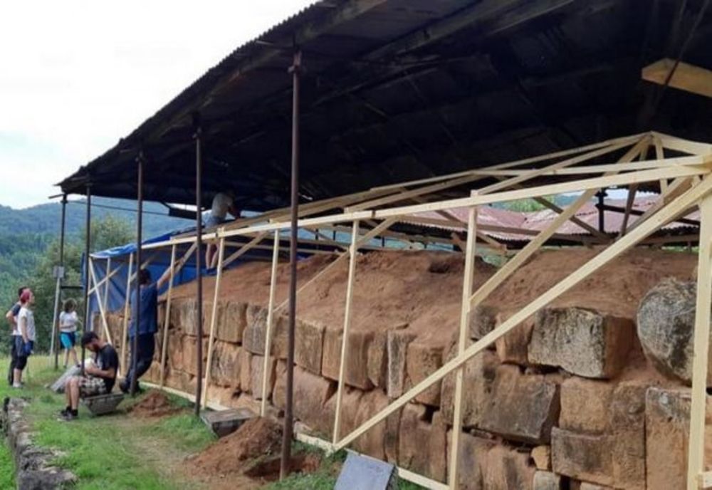 Lucrări la „palatele” cetăţii dacice Costeşti : acoperișuri înierbate