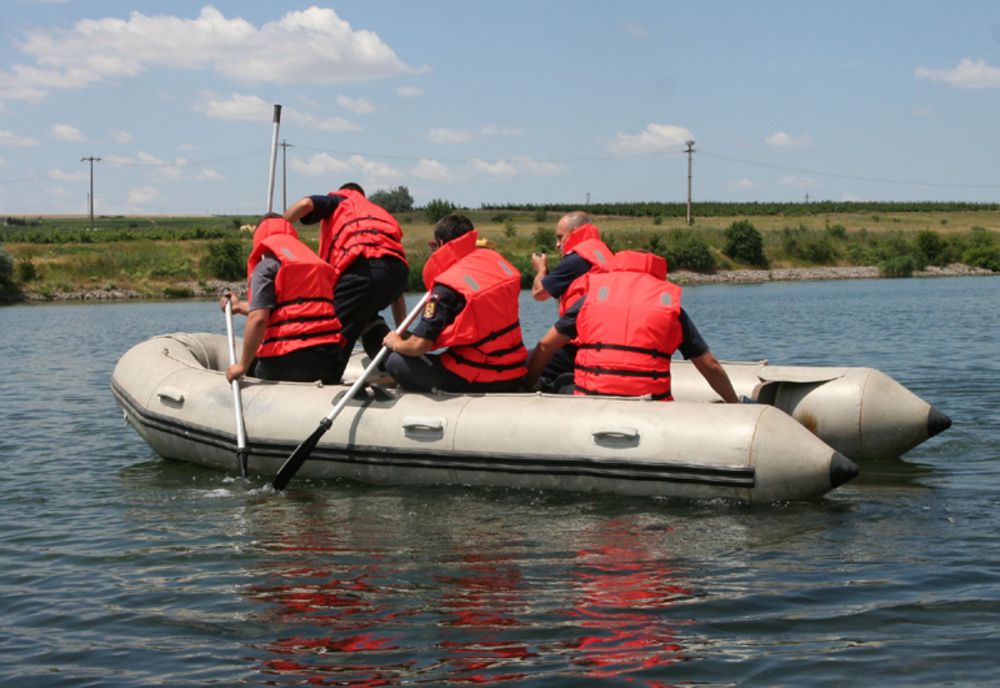 Căutări disperate pentru găsirea unui tânăr dispărut în apele unui lac