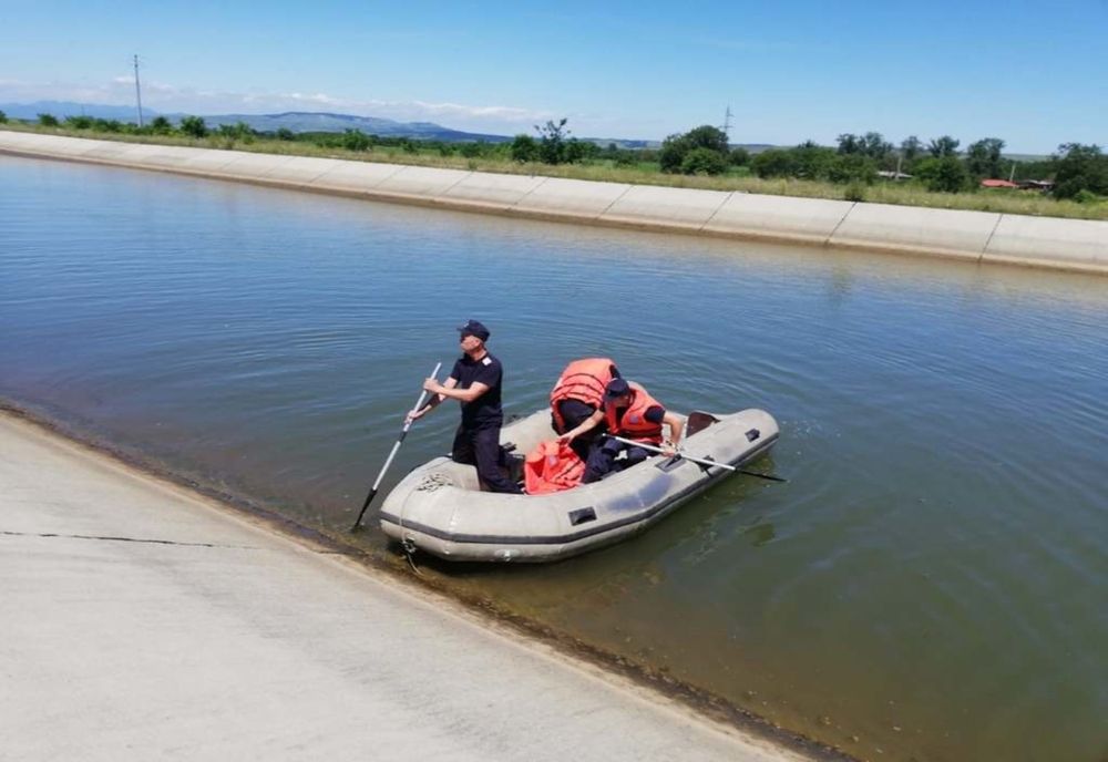 Trupul neînsuflețit al fetiței dispărute la scăldat a fost găsit de scafandrii, la o adâncime de 10 metri și la un kilometru de locul unde a dispărut
