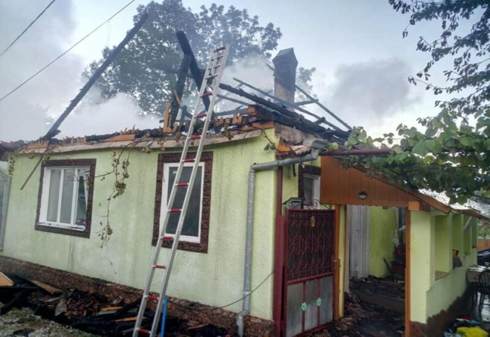 Casă distrusă de incendiu: oameni în  pericol