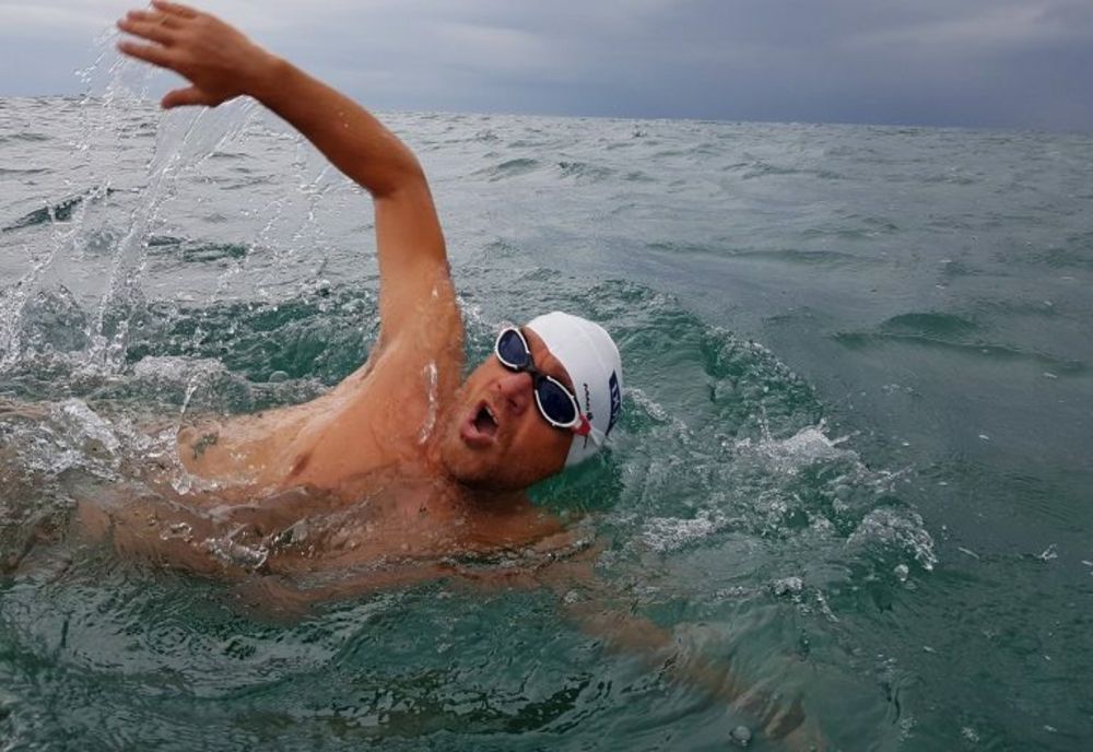 Un bibliotecar din Petroșani este primul român care a înotat 24 de ore, fără oprire