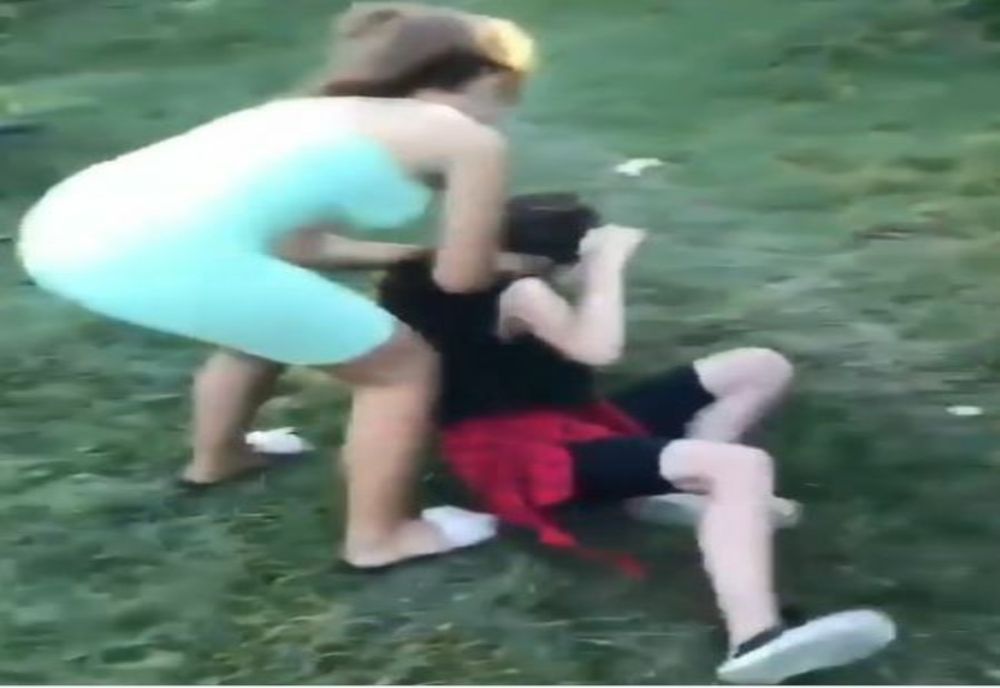Fată luată la bătaie de o adolescentă, în timp ce prietenii filmau scena