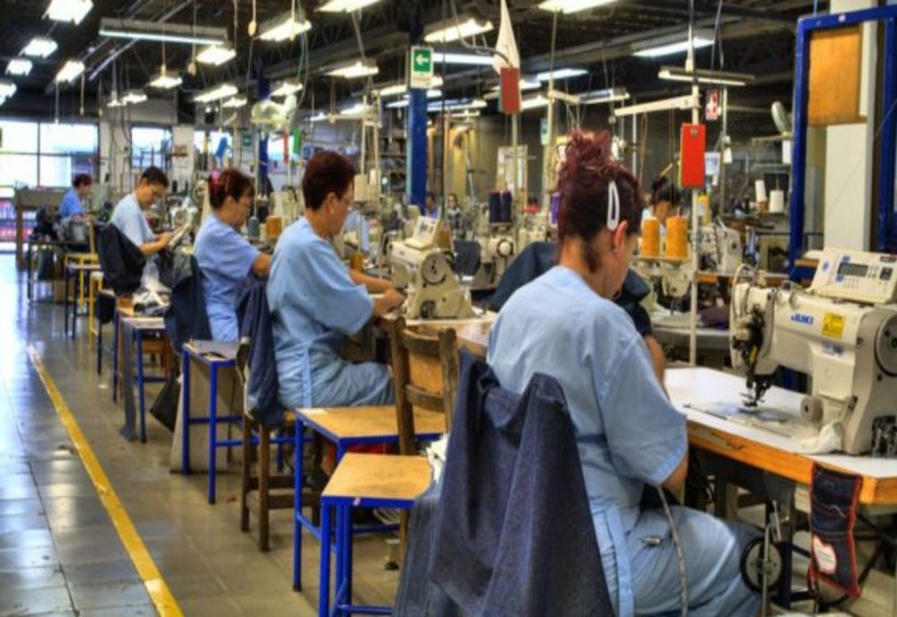 O fabrică de confecții din orașul Lupeni închisă. Jumătate dintre angajați au COVID-19