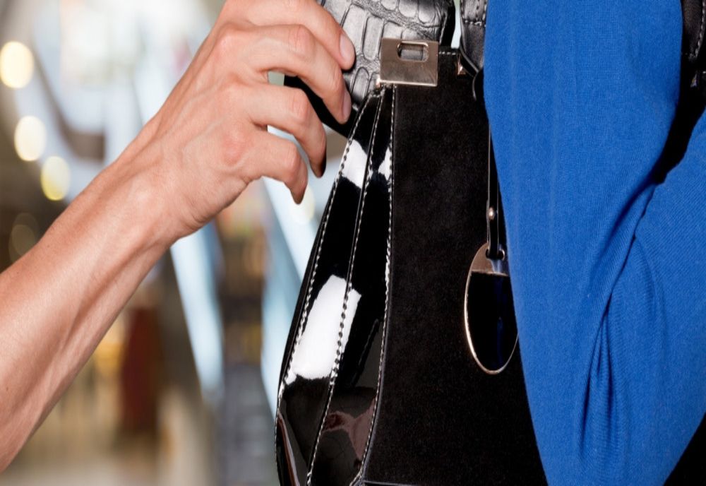 În timp ce era în arest la domiciliu a furat din poșeta unei femei, într-un restaurant