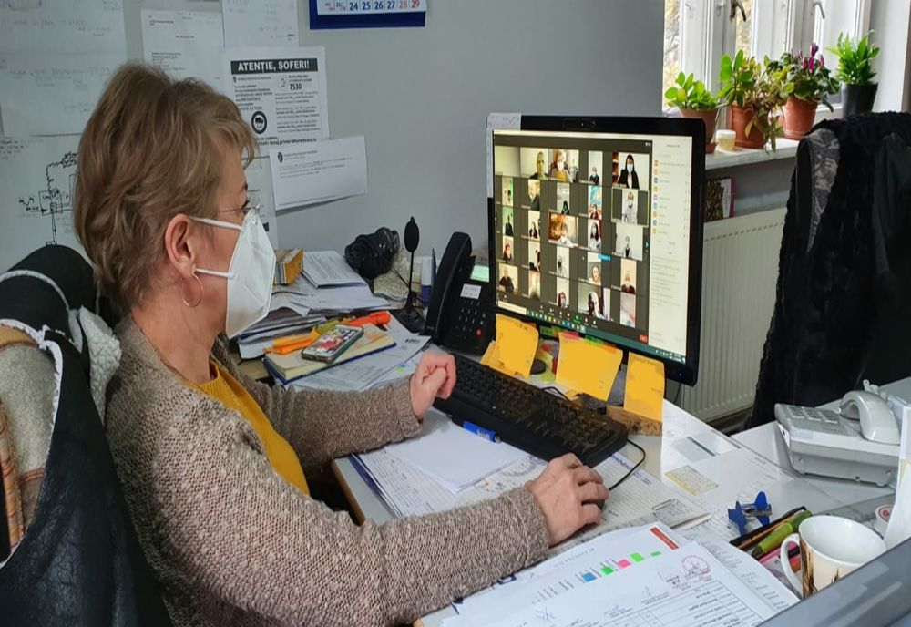 Pandemia îi trimite în online: ședințe din primărie, pe internet