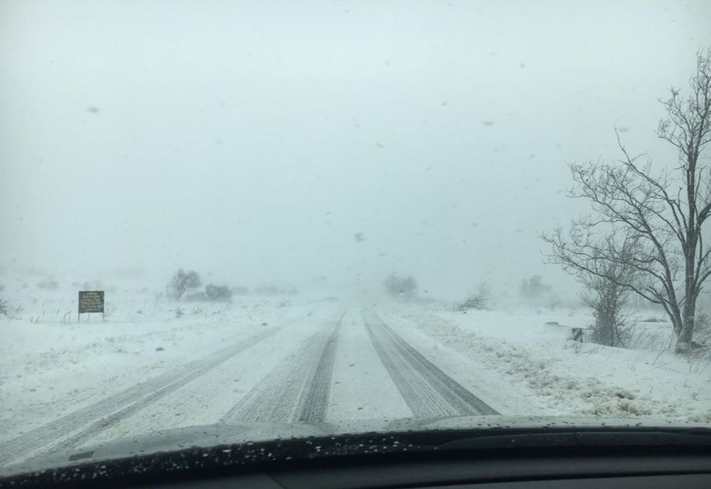 Cod galben de vânt și ninsori în zona montană din Caraș-Severin și Hunedoara