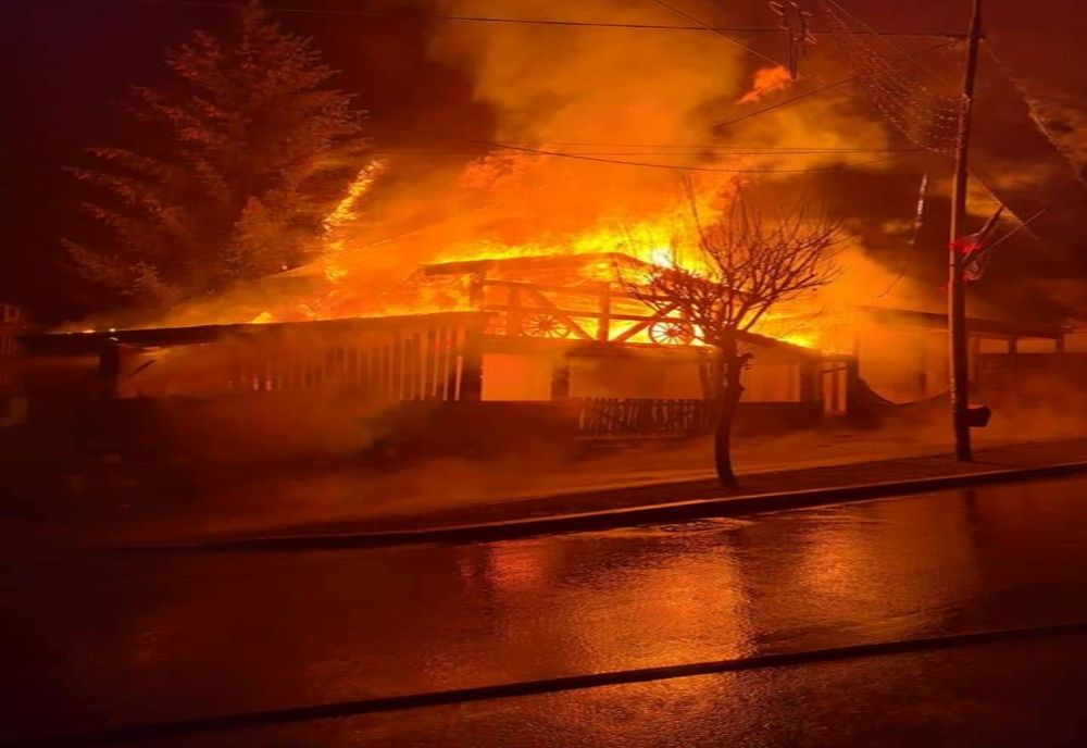 Incendiu la Lupeni, terasa unui resturant a fost devorată de flacări