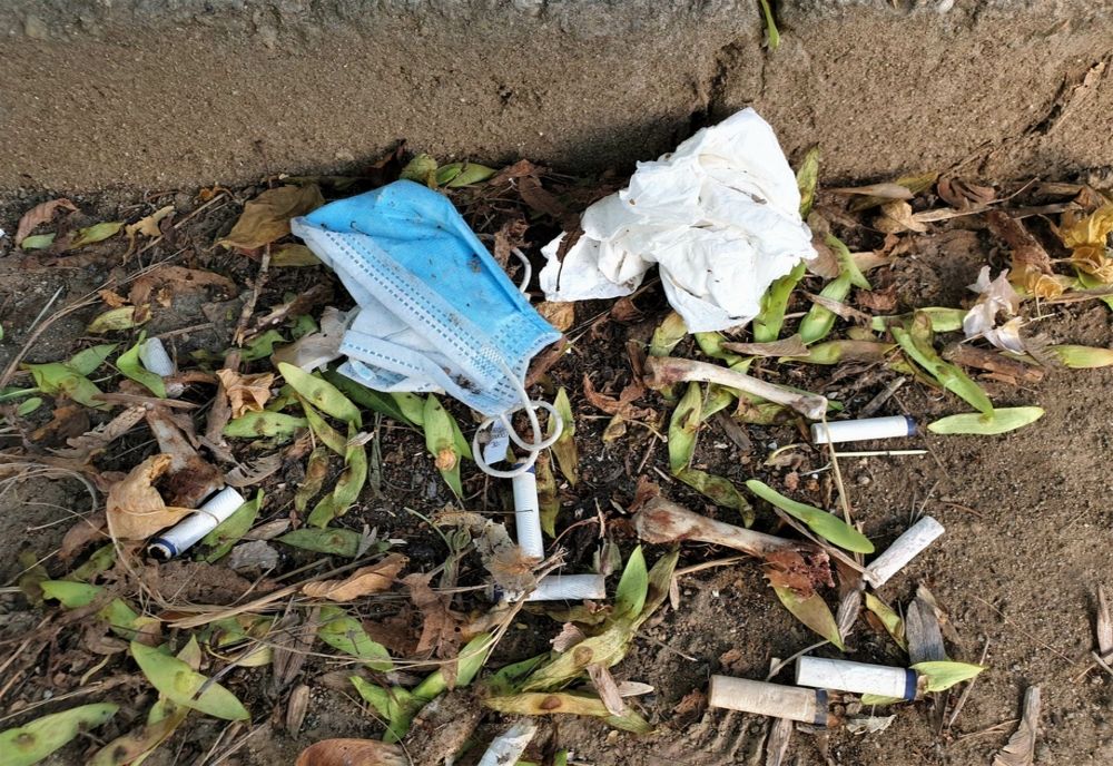 Semnal de alarmă în Valea Jiului. Măști și mănuși de protecție aruncate în canalizare