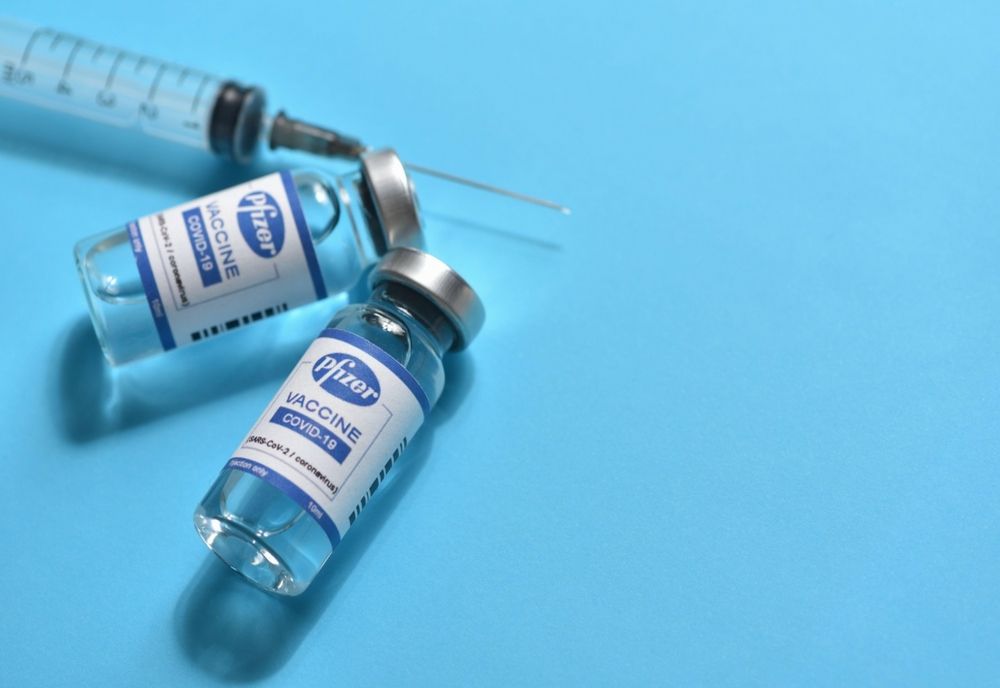 Un medic şi o asistentă de la secţia ATI a Spitalului Județean din Deva, primii vaccinaţi anti-COVID