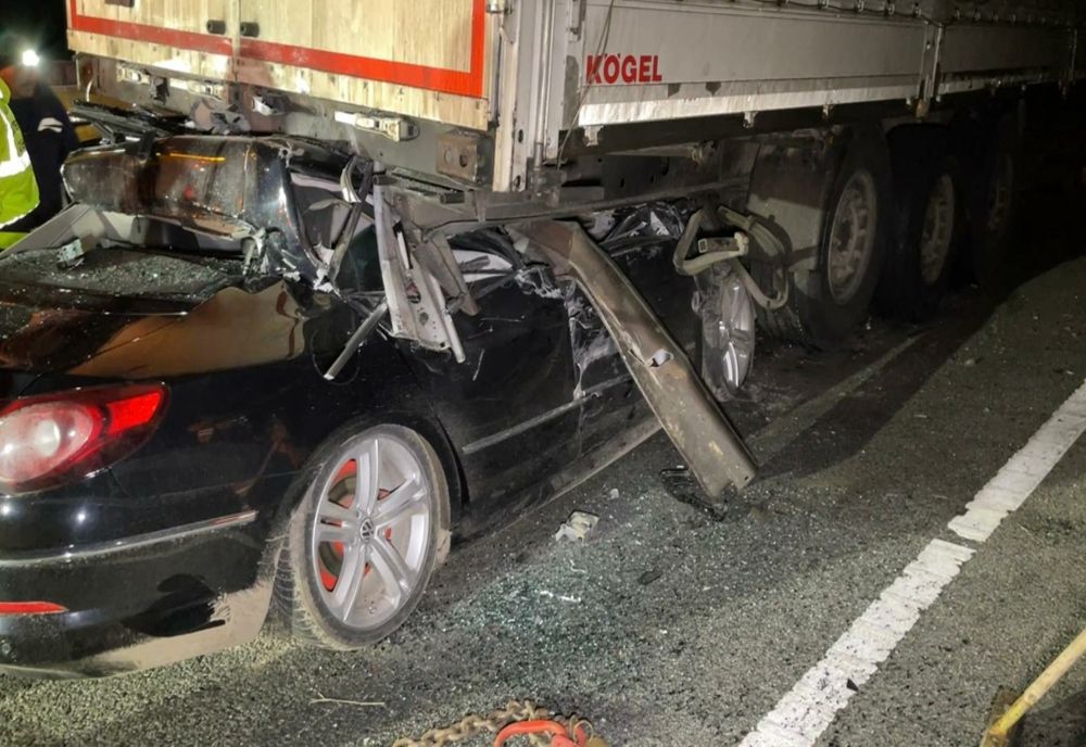 Tânăr din Lupeni, mort după ce a intrat cu mașina sub un TIR