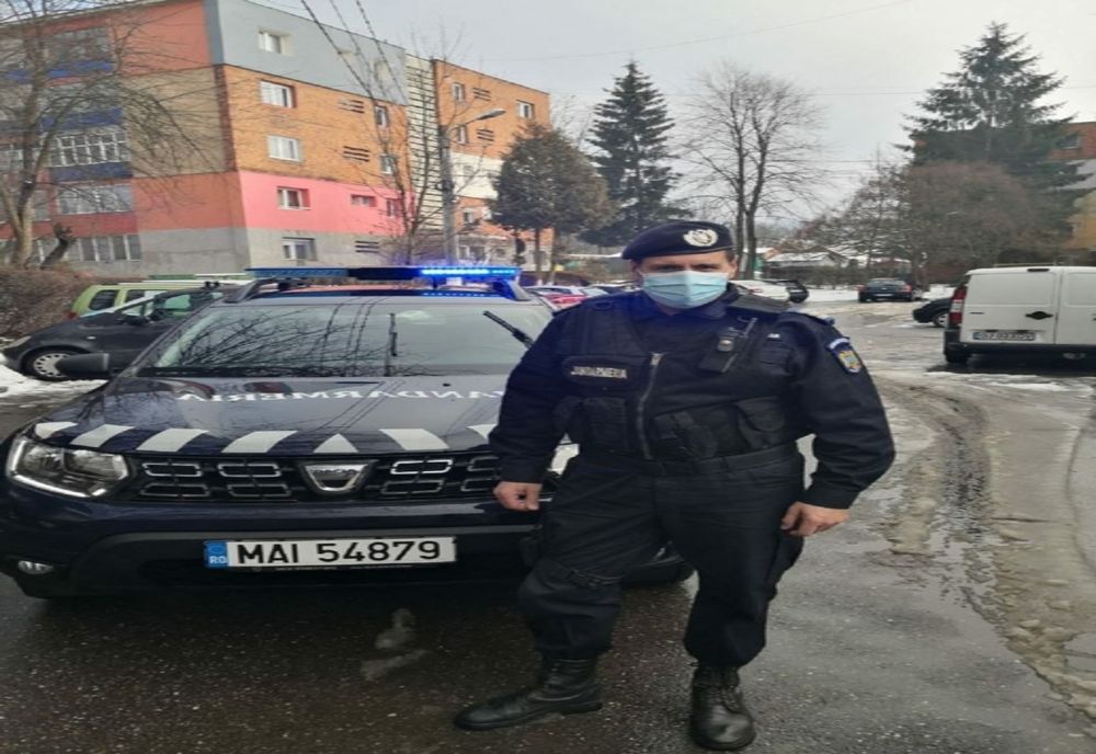 Hoții au atacat o mamă care-și plimba copilul. Un jandarm i-a sărit femeii în ajutor