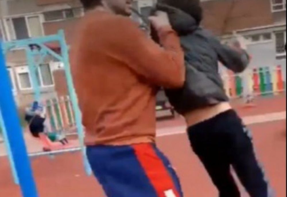 Copilul trântit de pământ într-un parc din Hunedoara a suferit o fractură la cap