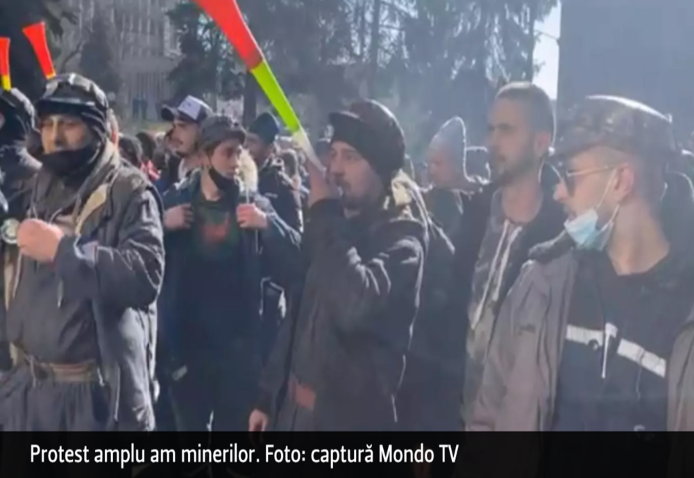 VIDEO Protestul minerilor din Valea Jiului se EXTINDE. Sute de oameni s-au adunat în fața Complexului Energetic Hunedoara