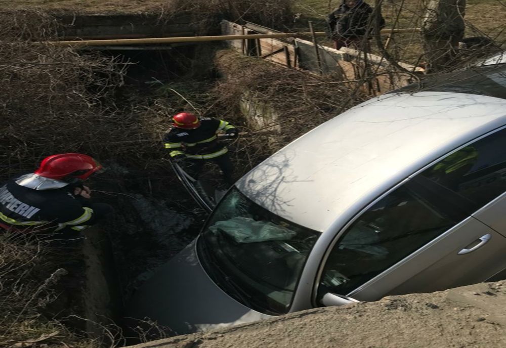 O mașină a ajuns în șanțul de pe marginea unei șosele din județul Hunedoara