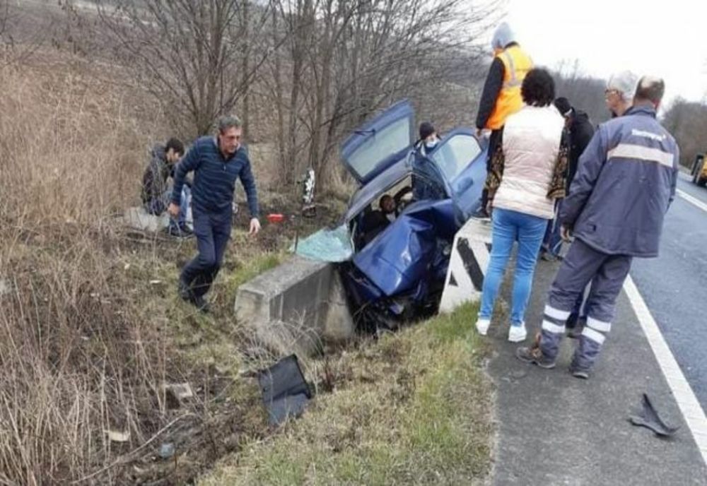  Accident rutier grav pe şoseaua Haţeg - Petroşani: A încercat să evite un alt autoturism și a intrat într-un cap de pod