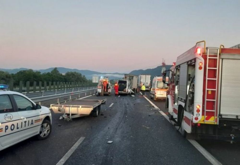 Accident în lanț pe autostradă, în apropiere de Orăștie, din cauza roții unui TIR