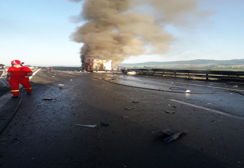 Un camion încărcat cu alimente şi băuturi alcoolice a luat foc pe Autostrada A1 între Simeria Veche şi Orăştie
