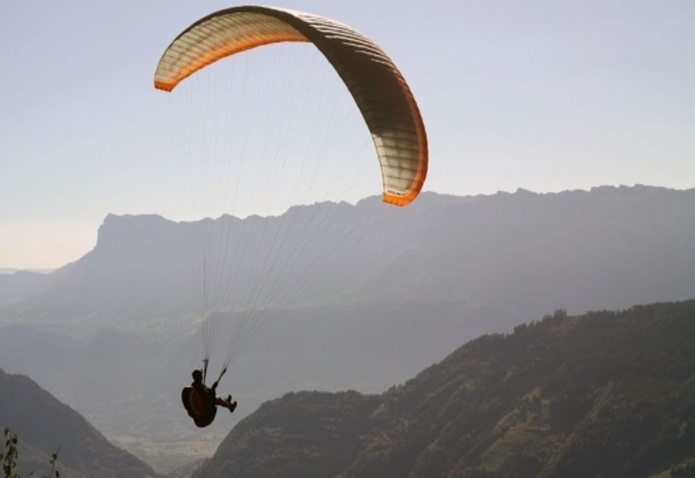 Parapantist blocat între firele de curent electric, intervenție dificilă de salvare