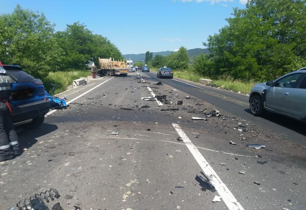 Accident cumplit pe o șosea din Hunedoara: un om a murit strivit în mașina intrată sub un camion plin cu lemne