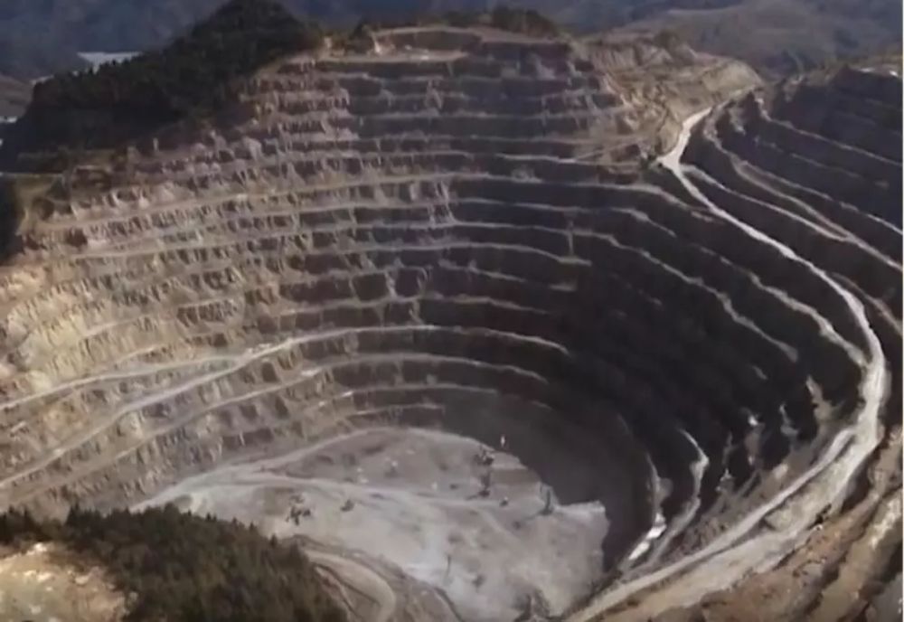 CULISELE STATULUI PARALEL / Cel mai mare zăcământ de aur din Europa, în România. Acuzații GRAVE: Guvernul a acționat în interes personal