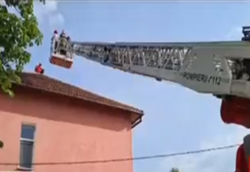 Doi bărbați s-au urcat pe acoperișul Casei de Pensii din Petroșani și au amenințat că se aruncă de acolo